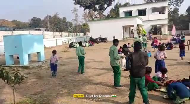 जयनगर: सभी सरकारी स्कूलों में अब जमीन पर बैठकर खाना बच्चे नहीं खायेंगे, खाना खाने वाले शेड जल्द ही निर्माण किया जाएगा।#शंकर#