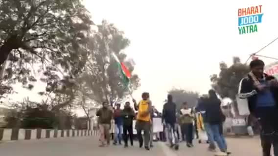 भारत जोड़ो यात्रा में कन्याकुमारी से कश्मीर तक सबसे ऊंचा तिरंगा लेकर चल रहे स्वराज परिवार के साथी वीरेंद्र सिंह भगोडिया। 

➡️ सुनिए उनकी कहानी उन्ही की ज़ुबानी 

#BharatJodaYatra | Bharat Jodo