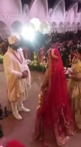 आज कल जिस फूहड़ता और अभद्रता से वर माला की जाती है इसके पूरे मंत्रोच्चार के साथ पूरी शालिनता से, सांस्कृतिक विधि विधान से वरमाला पूरी करवाई। 
🚩 #सत्य #सनातन #धर्म की जय 🚩🚩