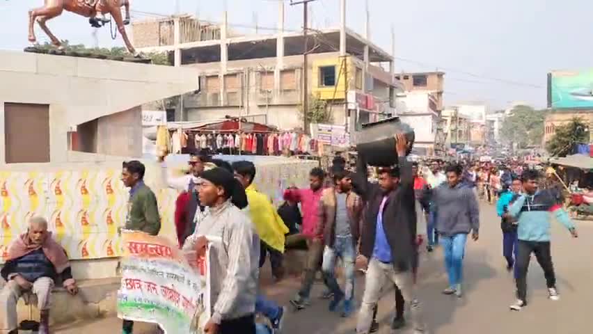 दुमका: सिदो कानू मुर्मू विश्वविद्यालय दुमका छात्र-छात्राओं ने अपने विभिन्न मांगों को लेकर महारैली निकाला  #Dumkaजिला