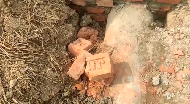 #यादव के वोट लेकर #यादव के टोला में 420 नंबर ईंट के प्रयोग कर नाली बनाते कमीशनखोर #विधायक #पालीगंज  
रिपोर्ट:-विकास आनंद
