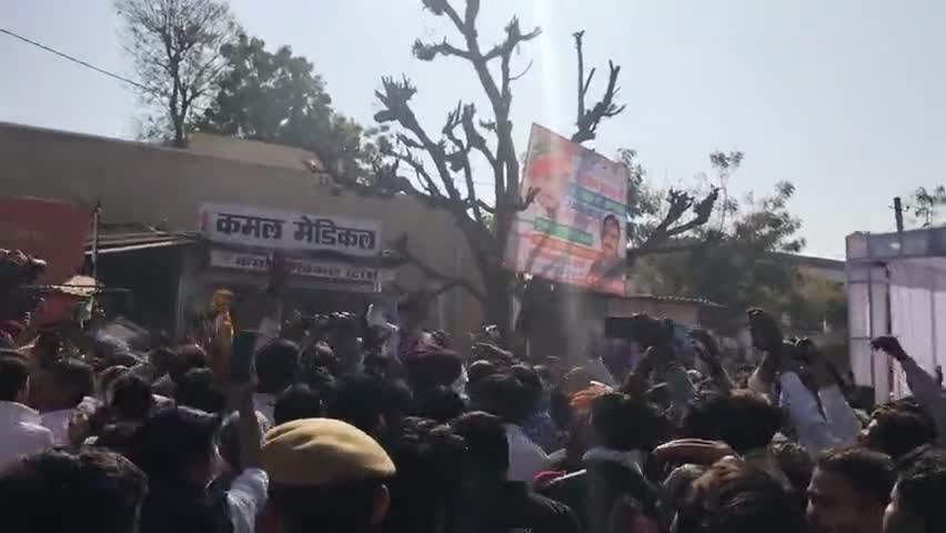 किसान सम्मेलन को संबोधित करने के बाद युवाओ से मिले सचिन पायलट
#सचिनपायलट
#सादडी
#राजस्थान