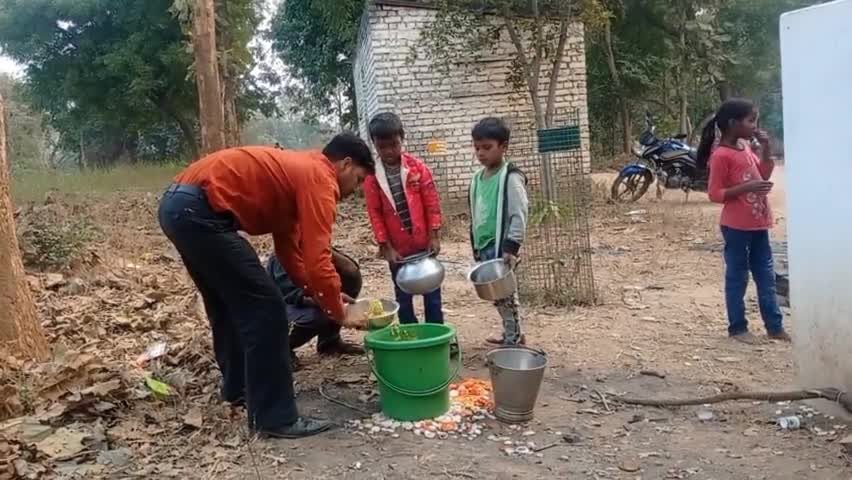 चोपन गांव स्वर्गीय बड़े पिता #कोमल_सिंह जी के आश्रम पर राष्ट्रीय स्वयंसेवक संघ द्वारा आयोजित वर्ष के पहले उत्सव मकर संक्रांति पर्व के दृष्टिगत सह भोज का कार्यक्रम आयोजित किया गया।जिस भव्य कार्यक्रम के दौरान ,कुछ बच्चो को भोजन वितरण करते हुवे