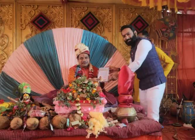 भाटागाँव रायपुर में हमारे निवास के समीप आयोजित श्रीमद् भागवत कथा ज्ञान यज्ञ में सम्मिलित होकर कथा व्यास डॉ. पं. चन्द्रशेखर शर्मा जी को यथार्थ गीता भेंट की एवं मुग्ध होकर भगवद् भजनों का आनंद उठाया।
#जय_श्रीकृष्ण #राधेराधे #radheradhe