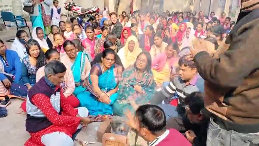 दुमका: झारखंड अनुबंधित पारा  चिकित्सा कर्मी संघ द्वारा अपनी विभिन्न मांगों को लेकर धरना प्रदर्शन दुमका में किया #Dumkaजिला