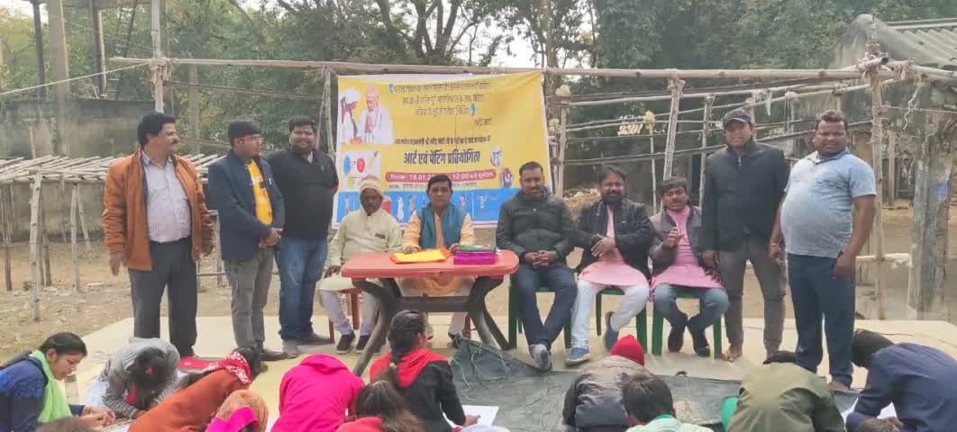 माननीय प्रधानमंत्री श्री नरेंद्र मोदी जी की "परीक्षा पे चर्चा" कार्यक्रम अंतर्गत आज #जामताड़ा जिला के #कुण्डहित सिंह वाहिनी उच्च  विद्यालय के छात्र छात्राएॅ के बिच "आर्ट और पेंटिंग प्रतियोगिता" का आयोजन किया गया ।