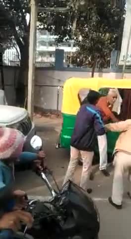 बुजुर्ग आदमी को दो महिला पुलिसकर्मियों ने पीटा...
#workindianews