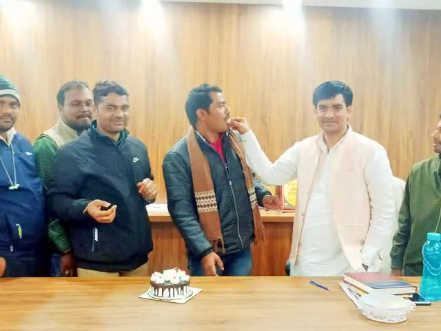 मेरे #जन्म_दिवस को विशेष #कार्यक्रम की तरह मनाने के लिए बीजेपी नेता निरंजन जायसवाल जी सहित समस्त प्रिय जनों एवम पारिवारिक जनों को बहुत बहुत धन्यवाद,उन्हे भी बहुत बहुत धन्यवाद जिन्होंने शोशल मीडिया को माध्यम बनाकर मुझ तक अपना शुभकामना संदेश