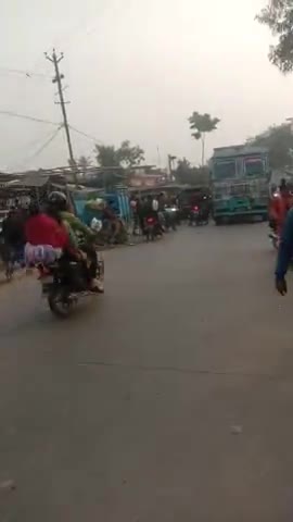 #ye  kumarkhand ka mukya marg hai or aap soch skte hai Ektime  me 2truck NH niklta hai karan road pe gari khara or dukan