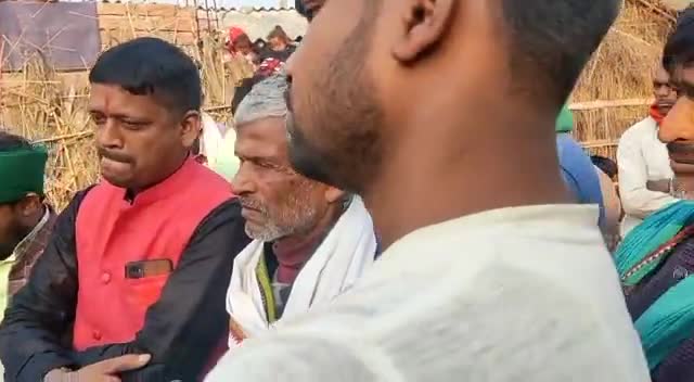 राजद नेता श्री रामसखा महतो जी के सौजन्य से गरीबों के बीच कंबल वितरित किया गया। #tejashwi #ramsakha #satyam