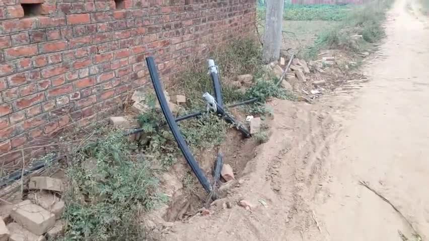 पीवीसी की पाइप बिछाने से रोड़-सड़क खराब हो रहे है। बहुत बड़े हादसे हो रहे है।#रोड़ #हादसा #upnews #जिला #जल_निगम