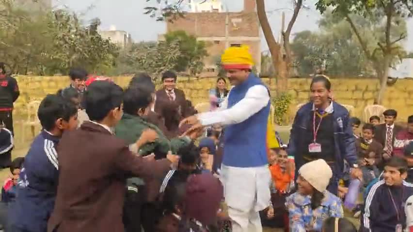 #बच्चों_के_बीच पहुंचकर बच्चे बने #सासंद डॉ मनोज राजोरिया।
सांसद से #हाथ_मिलाकर खुश हुए बच्चे।