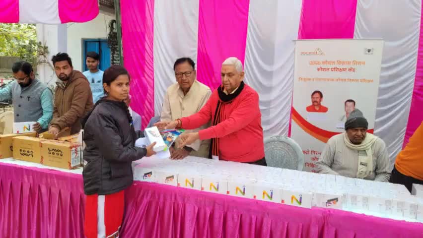 आज #कौशल_प्रशिक्षण_केन्द्र_बाजपईपुर_इन्टर #कालेज में कढ़ाई एवम सिलाई में प्रशिक्षण प्राप्त १५० छात्राओ को मोबाइल फोन वितरित किया गया जिसमे मै बतौर #मुख्य_अतिथि उपस्थित रहा साथ में विधालय के #प्रबंधक श्री रमेश दीक्षित जी भी उपस्थित रहे।