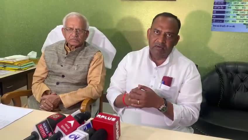 पश्चिम बंगाल के माननीय कृषि मंत्री श्री सोवेनदेव चटोपाध्याय से उनके कार्यालय में शिष्टाचार मुलाकात करते किए बिहार के #माननीय_कृषि_मंत्री_कुमार_सर्वजीत!