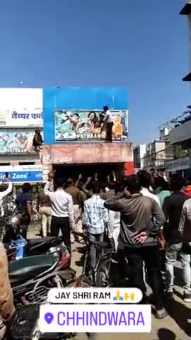 जब आज छिंदवाड़ा में पठान फिल्म को बजरंग दल ने विरोध किया और बैनर फाड़ #chhindawara #bajrandal#viral #new#