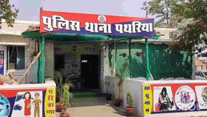 पथरिया: सीएचसी पथरिया के सामने आम जगह पर शराब पी रहे व्यक्ति को पथरिया पुलिस ने किया गिराफ्तार