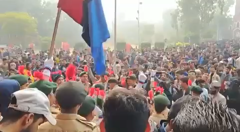 अलीगढ़ मुस्लिम विश्वविद्यालय में गणतंत्र दिवस के समारोह के दौरान लगे “अल्लाह हू अकबर , आज़ादी व जंग” जैसे नारे
किस जंग की बात कर रहे हैं। 
 #AMU 
#JihadInAMU