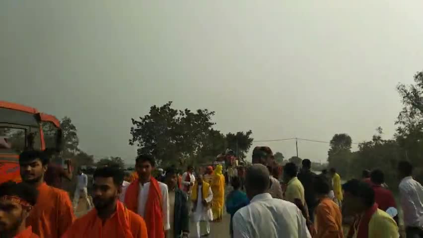 करगहर: श्री #रामचरित मानस 52 गवां यज्ञ का ग्राम #सोनवर्षा के लिए आज जलभरी शोभा यात्रा निकाली गई।