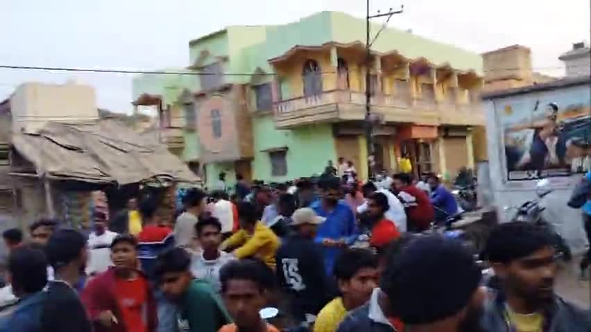 जामतारा मिनी सरोज मै पठान देखने के लिए लगे भीड़ #जामतारा पुलिस #जामतारा