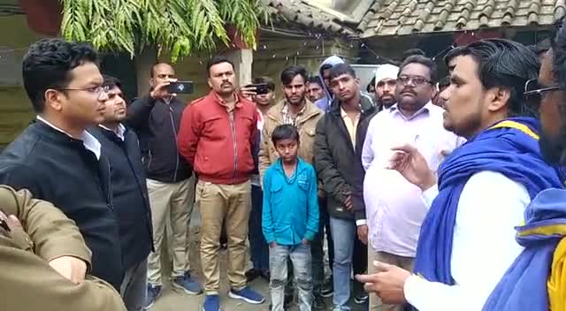 पटेरा: gram bhatiya me baba saheb ki photo hattane pe supa giyapan gram bhatiya#bhimarmy_chif