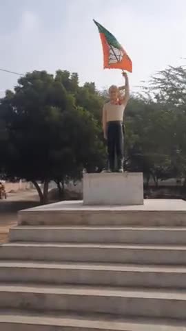 #लोहारू हल्के के #बहल ब्लॉक में Bdo कार्यालय के समाने शहीद भगत सिंह की प्रतिमा पर लगाया किसी पार्टी विशेष का  झण्डा।