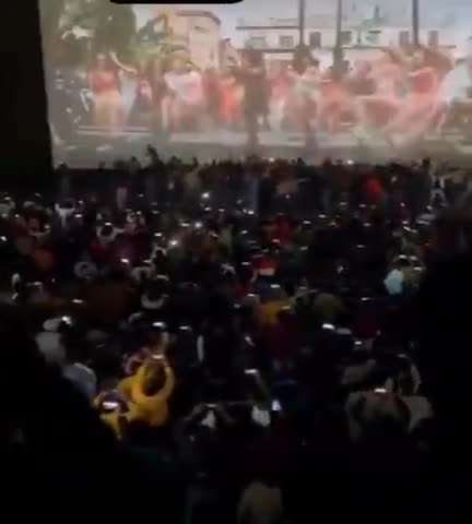 सिनेमाहॉल के इस तरह के विज़ुअल्स देखने के बाद आज 'बायकाट गैंग' का क्या रिएक्शन रहा होगा भला!
#पठान
#PathaanFirstDay