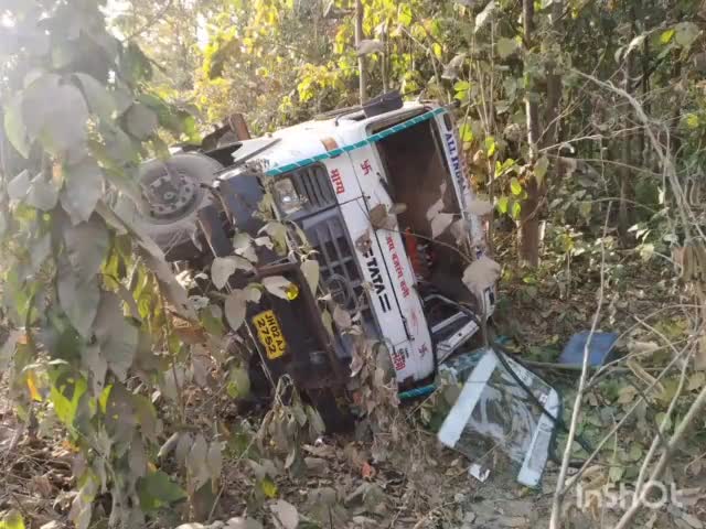 काठीकुंड: जमनी के समीप एक तेज रफ्तार छड़ लदा ट्रेलर अनियंत्रित होकर सड़क किनारे पलटा, चालक एवं उपचालक को आईं आंशिक चोटें