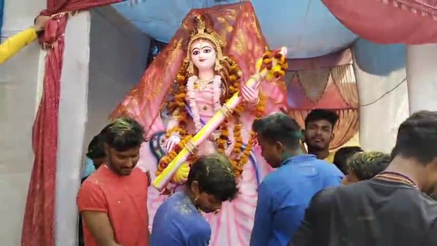 विद्या की देवी मां सरस्वती की प्रतिमा का विसर्जन शुक्रवार को पूरे भक्ति भाव व पूजा-अर्चना के साथ की गई। #सरस्वती