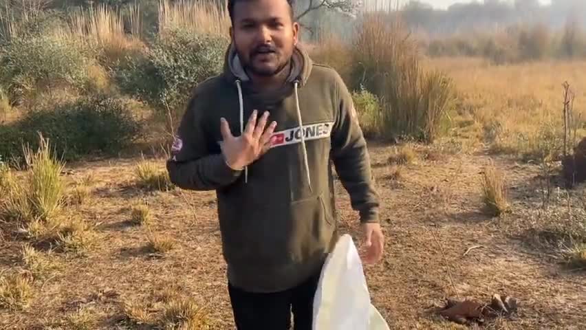 प्रयागराज: संगम किनारे स्थित किले में निकला एक विशालकाय अजगर जिसे सर्पमित्र अंकित टार्जन ने किया रेस्क्यू एंड रिलीज #rescue #snake