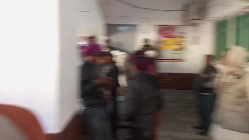 जिला अधिकारी कार्यालय हाथरस में नकली बीमा कंपनियों का जमा पैसा को वापस लेने के लिए लगी भीड़। #dmhathras