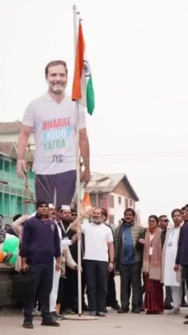 कन्याकुमारी से 4,000 कि.मी. का सफ़र पैदल तय करने के बाद आज श्री Rahul Gandhi जी ने श्रीनगर के लाल चौक पर तिरंगा फहराया।

#BharatJodoYatra
#nsuisahibganj