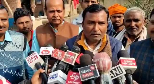 विधानसभा क्षेत्र की ग्राम पंचायत भिखारीपुर पतसिया के मजरा रतईपुरवा जाकर जनपद #उन्नाव की गौरव भारत को  ICC Women's #U19T20WorldCup जीतने में महत्वपूर्ण भूमिका निभाने वाली बेटी अर्चना देवी की माताजी को सम्मानित करने के बाद प्रेस वार्ता।