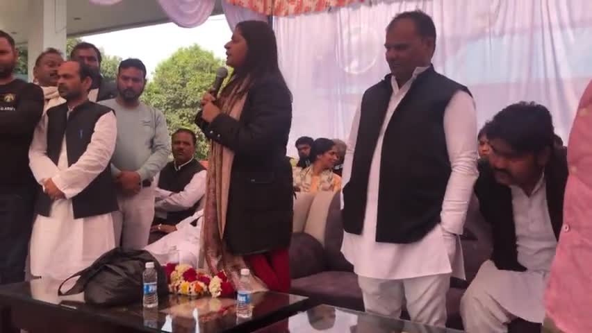 सपा प्रमुख अखिलेश यादव के साथ हुई मां पीतांबरा 108 मे अभद्रता पर बोली पूजा शुक्ला जी #lucknow #dropnews