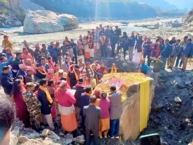जय श्री राम 🚩
देव शिला #शालिग्राम का पत्थर, जो #पोखरा, #नेपाल से #अयोध्या, #भारत आ रहा है, रास्ते में भक्तों द्वारा पूजा की जा रही है

नेपाल के काली गंड़की नदी से प्राप्त 6 करोड़ वर्ष पुराने 2 शालीग्राम