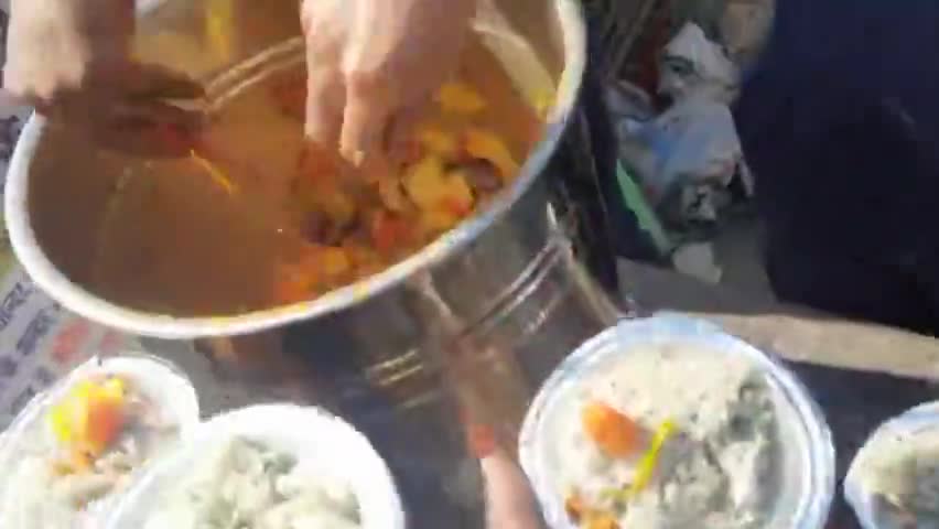 बरेली। बरेली में 84 घंटा मंदिर के निकट खिचड़ी वितरण कार्यक्रम का हुआ आयोजन #उत्तरप्रदेश #LocalNews #बरेली #सेवा