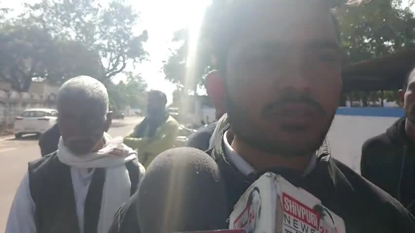 शिवपुरी नगर: शिवपुरी जनसुनवाई में पुलिस अधीक्षक कार्यालय में युवक पहुंचा अपनी गुहार लेकर एवं एक दर्जन से अधिक लोग पहुंचे #kobra_news