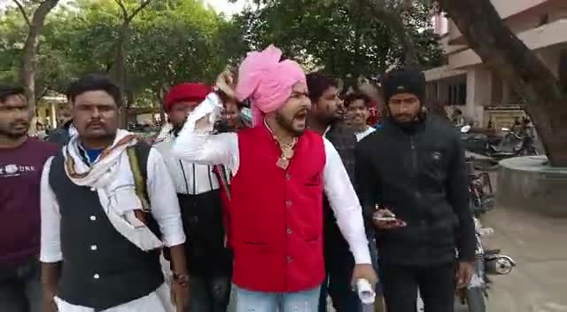 चरखारी: बागेश्वर धाम सरकार शिष्य मंडल चरखारी द्वारा #जनजागरण_यात्रा निकाली गई !
 श्याम मानव के खिलाफ विरोध जताया