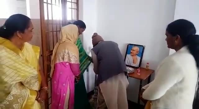 गाड़ासरई महाविद्यालय के छात्र छात्राओं के साथ महिला कांग्रेस पदाधिकारियों के संग महात्मा गांधी की पुण्यतिथि मनाई।और महात्मा गांधी के जीवन के बारे में छात्र छात्राओं को बताया और उनका अनुसरण करने की सलाह दी।

#MahatmaGandhiji