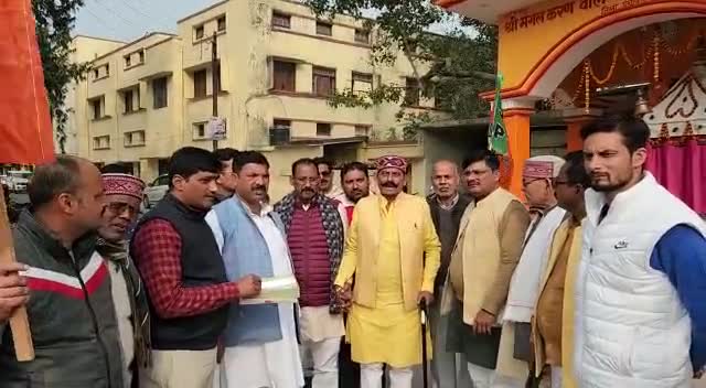 केंद्र #सरकार द्वारा पेश #सर्व स्पर्शी,सर्व #समावेशी,#किसान कल्याणकारी आम #बजट पर #कार्यकर्ताओं के साथ मिठाई बाँट खुशी ।