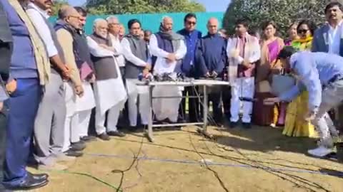 करोड़ों लोगों का पैसा LIC और राष्ट्रीय बैंकों में लगा है।
क्यों सरकार ऐसी कंपनियों में सरकारी संस्थानों को निवेश या क़र्ज़ देने को मज़बूर करती है जिनका #HindenburgReport में खुलासा किया है ?
हमारी माँग है कि -
1. Joint Parliamentary Committ