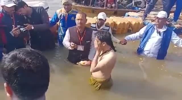 बागेश्वर धाम महाराज पहुचे प्रयागराज लगाई डुबकी #bagheshwardhamsarkar #prayagraj #dheerendrashastri #vedantsamachar