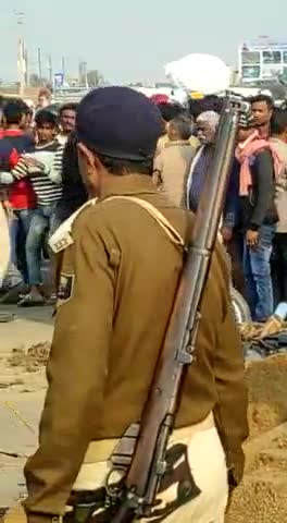 मुंगेर: ##मुंगेर खगड़िया रेल सह सड़क पुल पर हुआ हदशा बाइक सवार बाल बाल बचे! ##