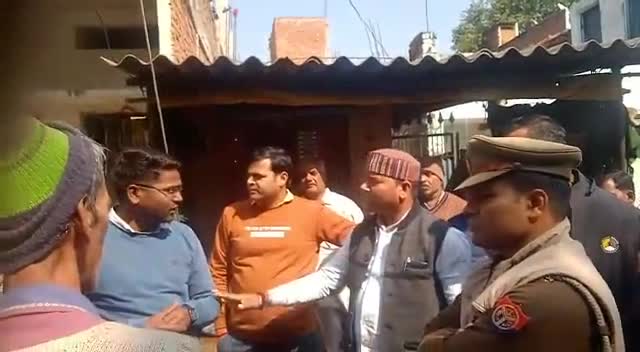आज #खमरिया_नगर के पवन यादव जी के छत के ऊपर से विधुत तार गया था जिसे हटाने को लेकर विधुत विभाग को एप्लीकेशन दिया गया था। मौके पर पहुंचे जेई भाई साहब से वार्ता हुई और उन्होंने हर संभव मदद करने का आश्वासन दिए।