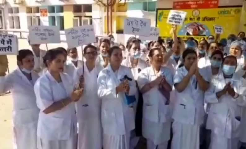 मेकाहारा की 176 नर्स अपनी चार सूत्रीय मांगों को लेकर हड़ताल पर उतरी, बिगड़ी स्वास्थ्य व्यवस्था #नर्स #मेकाहारा