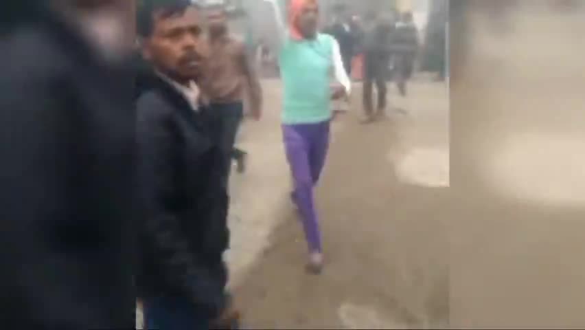 अश्लील फोटो सोशल मीडिया पर किया वायरल विरोध करने पर दबंगों ने लाठी-डंडों से पीटा।
#LocalNews #पीलीभीत #अपराध #गुंडाराज