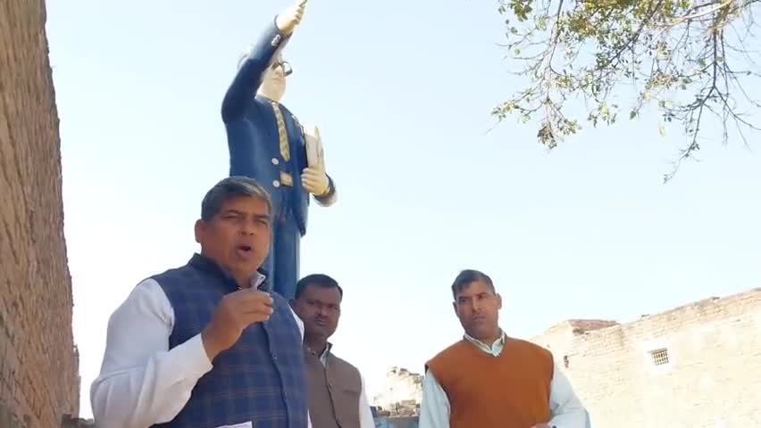 #सहावर: बोंदर गांव, सहावर रोड जिला कासगंज में बाबा साहब भीमराव अंबेडकर की मूर्ति क्षतिग्रस्त कर दी गई थी। आज अब्दुल हफीज गांधी, राष्ट्रीय प्रवक्ता समाजवादी पार्टी और मुनेंद्र शाक्य, पटियाली विधानसभा अध्यक्ष समाजवादी पार्टी बोंदर गांव पहुंचे