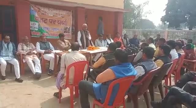 #गौरीबाजार के #उभाव में सदर #सांसद डा.रमापतिराम त्रिपाठी ने #बजट पर #किसानों से #चर्चा करते हुये,गिनाये लाभ।