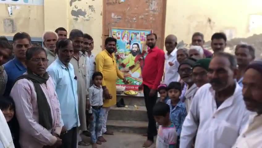 आज #तारानगर में संत शिरोमणि रविदास जी महाराज जयंती के पावन पर्व पर पुष्प अर्पित कर उन्हें नमन किया और धूमधाम से मनाई ।