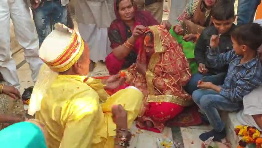 #बाराबंकी #हैदरगढ़:65 वर्षीय बुजुर्ग ने 24 वर्षीय युवती से रचाई शादी....