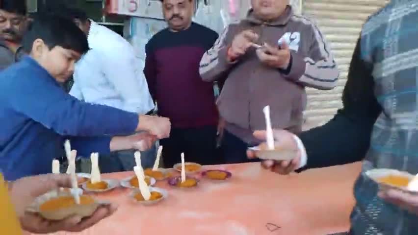 बदायूं: पूर्णमासी के शुभ अवसर पर प्रसाद वितरण हुआ सिविल लाइंस ओवर ब्रिज के नीचे
#budaunstarsiyanand #news #budaunnews #aajnews